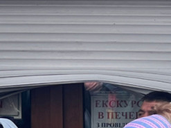 Інцидент у Лаврі: віряни УПЦ МП пошкодили ролети на опечатаному Мінкультом корпусі