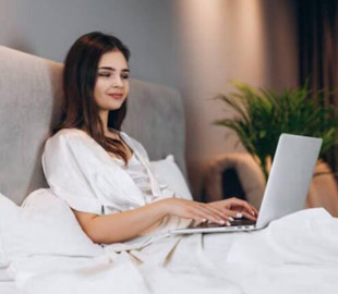 Чому не варто використовувати ноутбук у ліжку