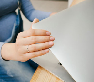 Чому не можна закривати кришку ноутбука одразу після вимкнення: експерт сказав, скільки треба почекати