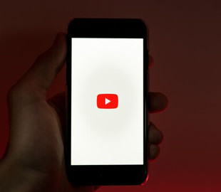 Алгоритмы YouTube рекомендуют видео, которые нарушают правила платформы