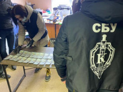 На Київщині держслужбовець обіцяв видалити інформацію з реєстру боржників за кругленьку суму