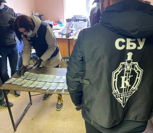 На Київщині держслужбовець обіцяв видалити інформацію з реєстру боржників за кругленьку суму