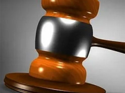 На 60-річну мешканку Петербурга порушили кримінальну справу через записку на могилі батьків Путіна