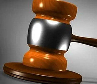 На 60-річну мешканку Петербурга порушили кримінальну справу через записку на могилі батьків Путіна