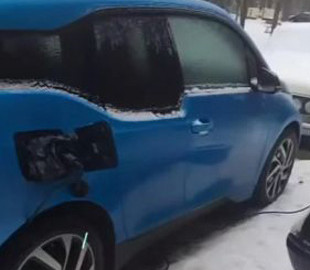 У Києві сусіди побилися через зарядку електрокара з вікна