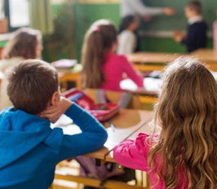 Стало відомо, з якими проблемами зіштовхуються українські школярі за кордоном