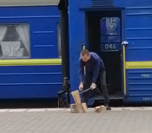 Проводник нарубил дрова прямо на перроне: в Сети обсуждают забавный ролик