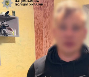На Київщині чоловіка підозрюють у зберіганні дитячої порнографії та наркотиків