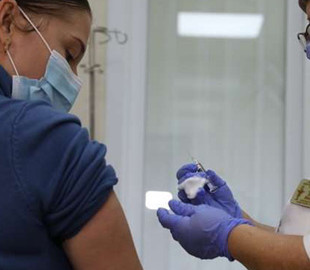 Шмигаль повідомив, коли вакцинують людей із черги в «Дії»