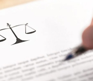 Забезпечував трансляцію пропагандистських телеканалів: ексдепутат Берислава отримав підозру за пособництво