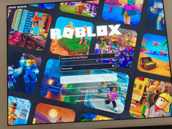 Розробник Roblox закликає батьків цілодобово стежити за дітьми у цій грі