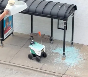 У США робот-кур'єр врізався в автобусну зупинку і залишив після себе безлад