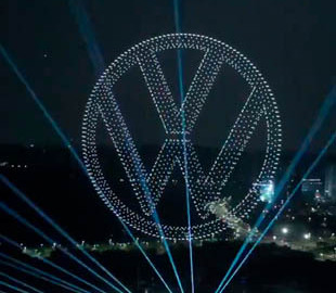Volkswagen показав свій новий електрокар за допомогою 2 000 дронів