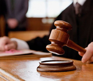 Чоловіка, який ошукав жінку та її батька на 250 тисяч, засудили на понад чотири роки