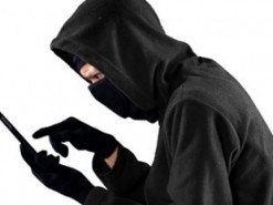 Аферист обчистив банківську картку довірливої жінки на величезну суму