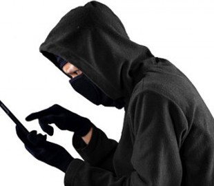 Аферист обчистив банківську картку довірливої жінки на величезну суму