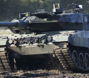 Росіяни хотіли похвалитися спаленим танком Leopard, але “спалилися” з фото