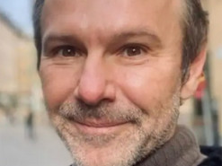 Святослав Вакарчук показал себя в 19 лет: бакенбарды и прическа «под горшок»