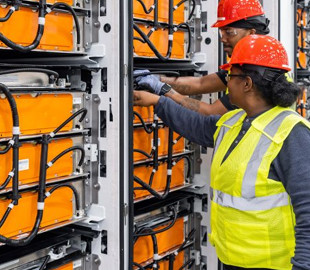 Tesla почала будувати в Шанхаї завод з випуску величезних акумуляторів