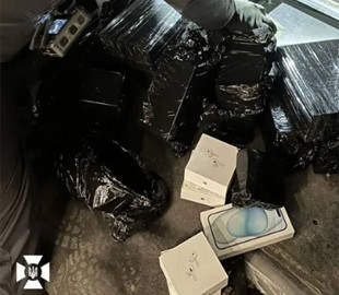 В Україну ввозили контрабанду iPhone та іншої техніки Apple: викрито масштабну схему