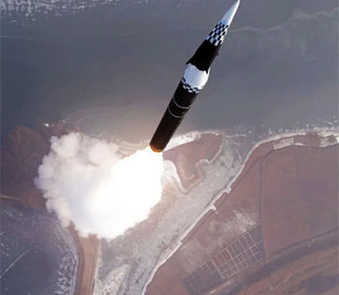 Розробники з Північної Кореї представили нову важку балістичну ракету Hyunmoo-5