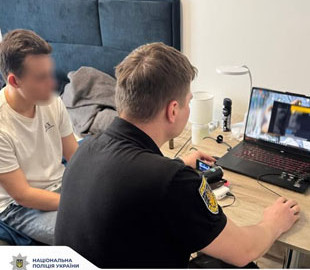 Правоохоронці затримали молодого хакера, який викрадав персональні дані та конфіденційну інформацію