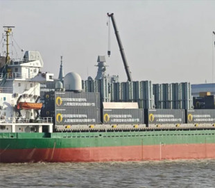 Залп ракет у контейнерах: Китай “засвітив” незвичайний арсенальний корабель