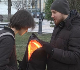 Сигналізація, підсвічування і навіть ваги: українець створив унікальні "розумні" рюкзаки