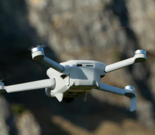 Дрони зі ШІ, що летять на дим: інженери розробили незвичайний рій БПЛА