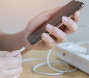 Як правильно заряджати смартфон, щоб батарея служила довше