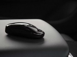 Компания Tesla объяснила, почему стала экономить на ключах от машин