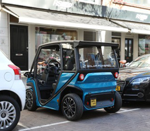 Миниатюрный электромобиль Squad Mobility заряжается от розетки или солнца