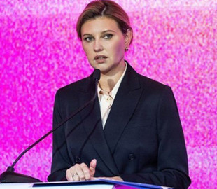 У чорному жакеті і з елегантними сережками: діловий образ Олени Зеленської на заході у Києві