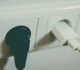 Чи "мотає світло" зарядка телефона, якщо залишиться в розетці без використання