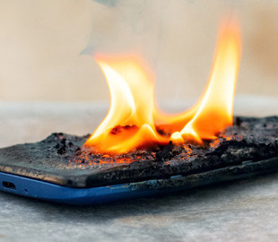 Чому смартфон може загорітися в кишені: коротке пояснення фахівця