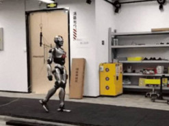 EngineAI створила робота з унікальною здатністю ходити як людина