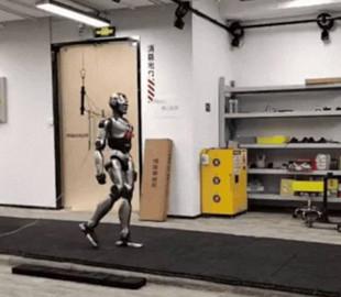 EngineAI створила робота з унікальною здатністю ходити як людина