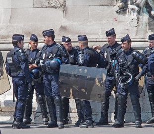 Во Франции перепишут закон о фото с полицейскими, который спровоцировал протесты