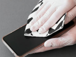 Не раз на тиждень — як часто потрібно чистити екран смартфона