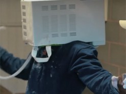 Блогер засунул голову в микроволновку, залил ее цементом и застрял