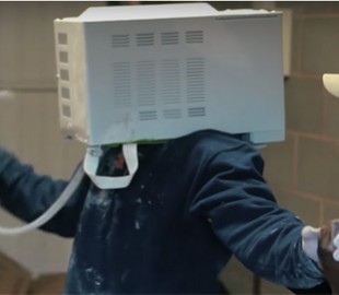 Блогер засунул голову в микроволновку, залил ее цементом и застрял