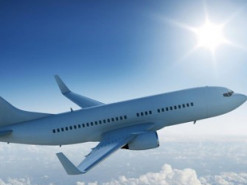 Мужчина решил позаниматься спортом прямо в самолете и прославился