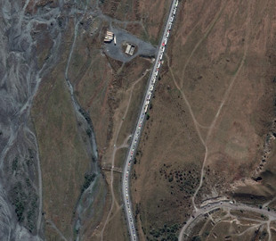 Багатокілометрові затори на кордоні Росії та Грузії сфотографував супутник