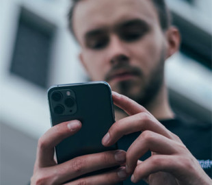 Українцям можуть зіпсувати подорож: в яких країнах перевіряють телефони