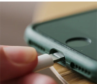 Нічне заряджання "вбиває" смартфон: експерти назвали головну помилку