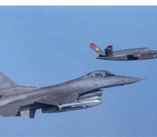 На хвіст F-16 посадили дрон: задіяли «Валькірію» зі штучним інтелектом