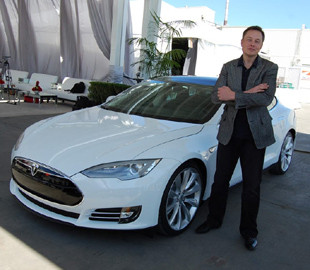 Владельцы Tesla не доверяют своим электрокарам и пытаются защититься от компании Илона Маска