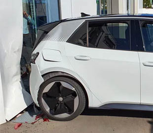 Електромобілі Volkswagen ID.3 не встигли вийти на ринок, як почали потрапляти в аварії