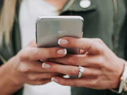 Не тільки в літаку: навіщо смартфонам потрібен "режим польоту"