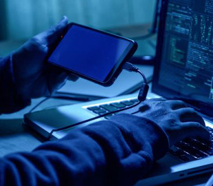 Шахрай відрекомендувався спецслужбою та ошукав жінку на 100 тисяч гривень